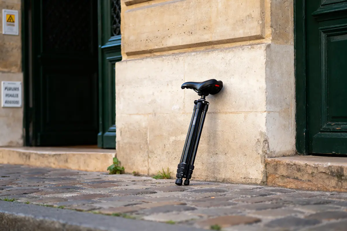 Selle de vélo posée sur une tige de selle telescopique devant un mur extérieur