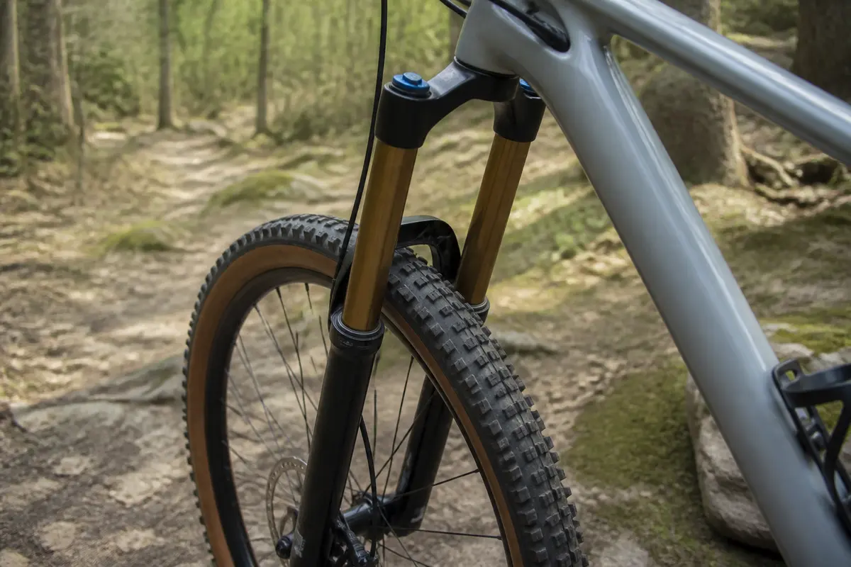 Fourche VTT : Comment choisir entre air, ressort ou carbone ?