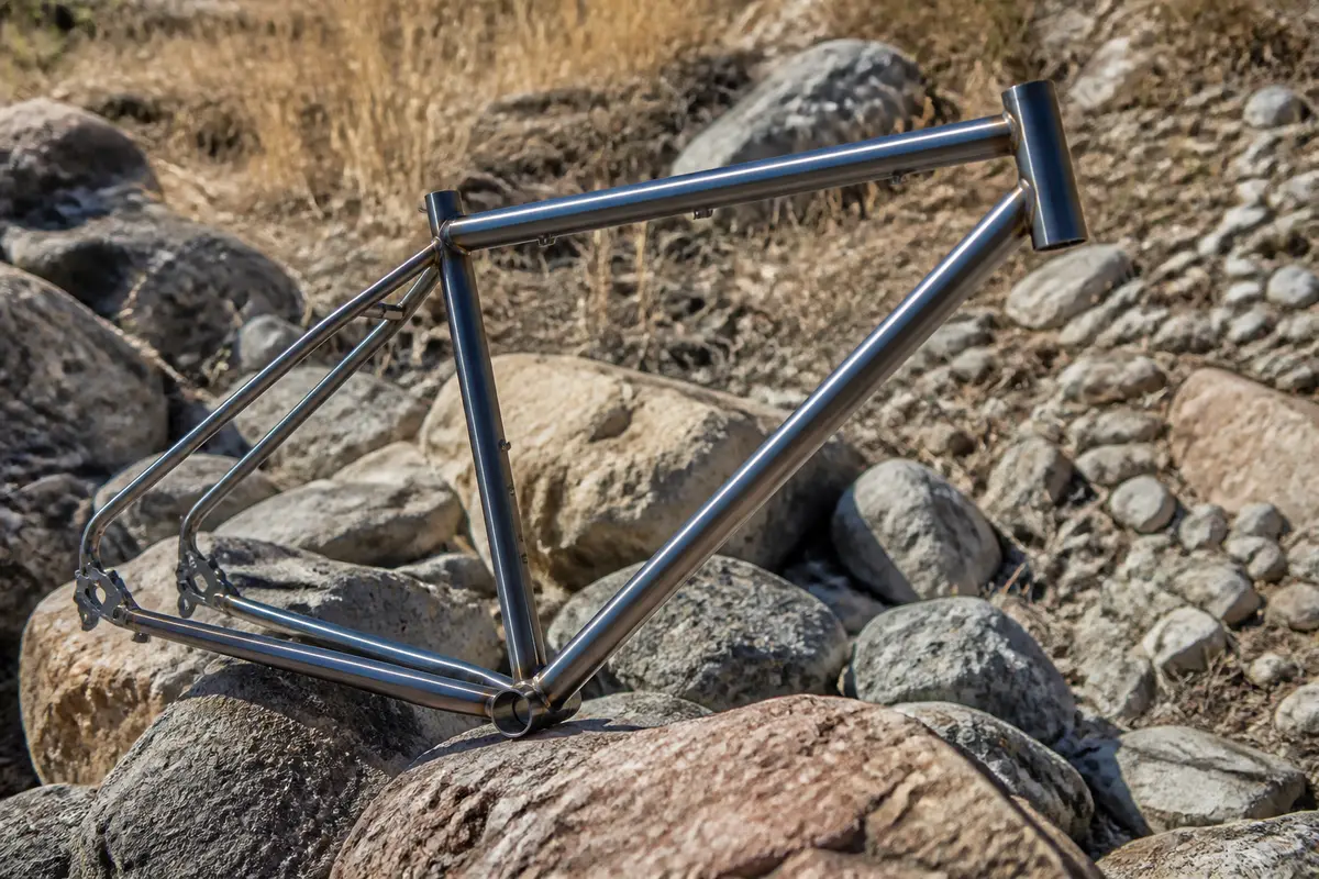 Cadre acier : Pourquoi choisir ce matériau premium pour vélo ?