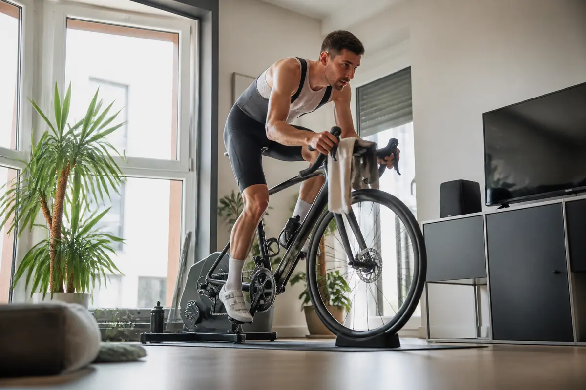 Entraînement Home Trainer : 10 exercices pour progresser facilement